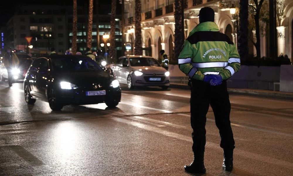 Οδηγός δεν σταμάτησε σε μπλόκο... παραλίγο να χτυπήσει αστυνομικό!